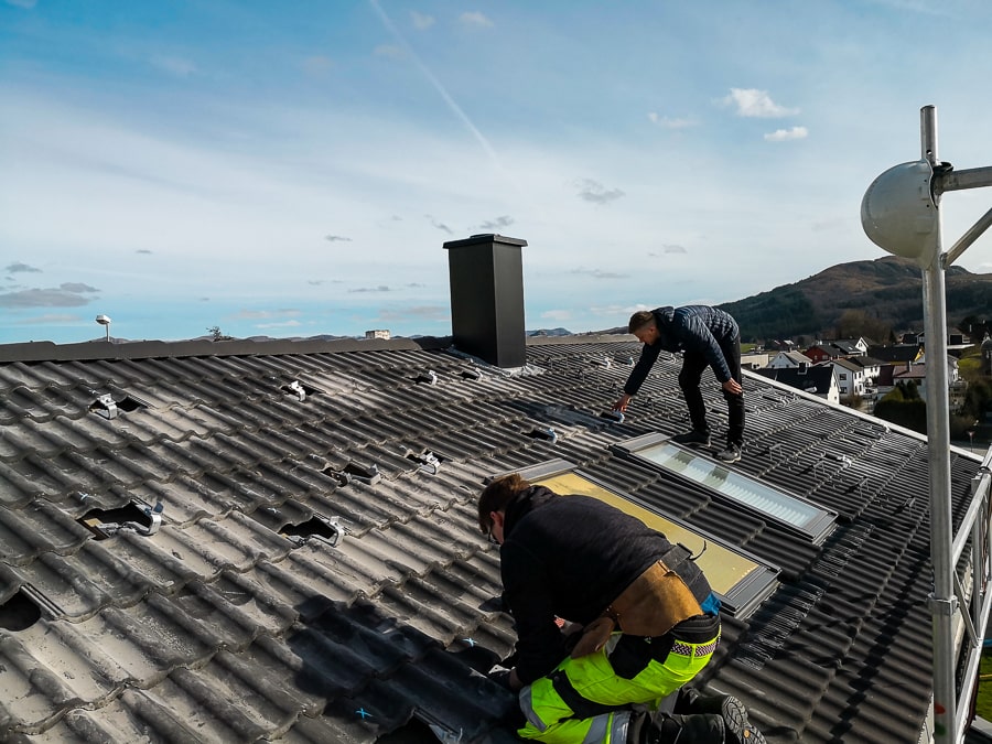Bergen Elektro og Varme holder på å sette opp solceller